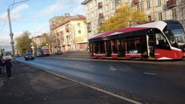 Фото: В Череповце трамвай протаранил иномарку