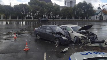 Фото: У Октябрьского моста иномарка и отечественная легковушка не поделили дорогу