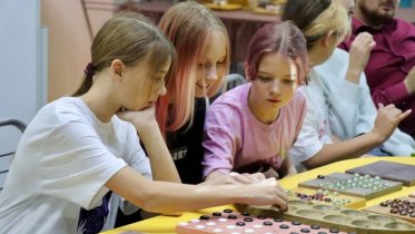 Фото: Школьники делают настольную игру об истории Череповца