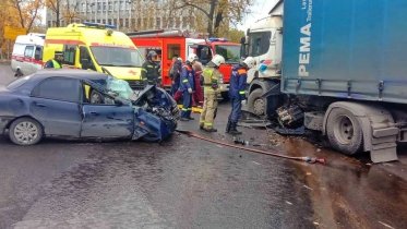 Фото: На Советском проспекте легковушка влетела в грузовик