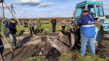 Фото: В деревне под Череповцом жители сами ремонтировали дорогу