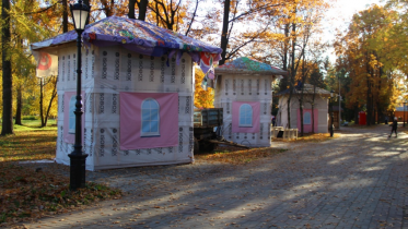 Фото: Из-за ошибки подрядчика в Соляном саду придется перекрашивать домики