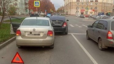 Фото: Две иномарки устроили ДТП на светофоре