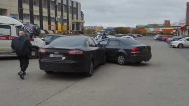 Фото: Две иномарки не разминулись в Зашекснинском районе