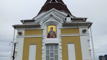 Фото: Мозаичную икону установили на храме Николая Чудотворца