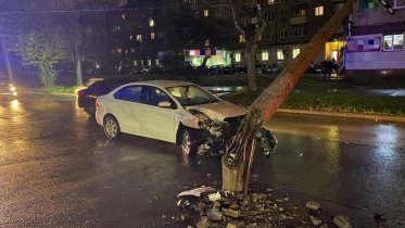 Фото: Легковушка влетела в столб на Устюженской