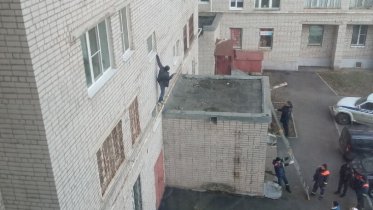 Фото: Неадекватный череповчанин взобрался на трубу многоквартирного дома