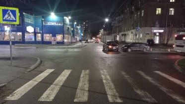 Фото: Две иномарки на перекрестке Горького и Карла Маркса не поделили дорогу