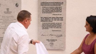 Фото: На Кубе установлена мемориальная доска в честь знаменитого уроженца Череповца