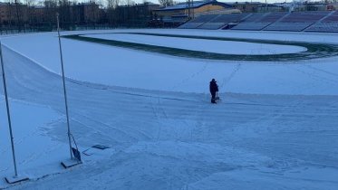 Фото: В Череповце заливают каток на стадионе «Металлург»