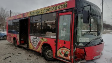 Фото: Автобус и легковушка столкнулись в Череповце