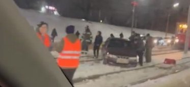 Фото: Автомобилисты дважды останавливали трамвайное движение в Череповце