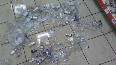 Фото: Череповчанин разбил в магазине три бутылки алкоголя