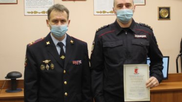 Фото: Полицейский спас пенсионера от мошенников