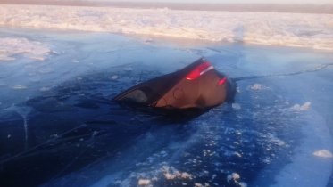 Фото: Иномарка ушла под лед в Череповецком районе