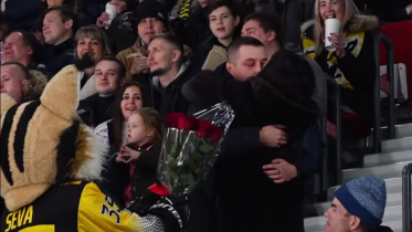 Фото: Череповчанин сделал предложение возлюбленной во время матча «Северстали»