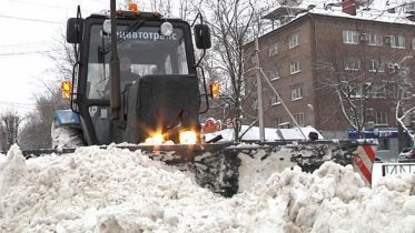 Фото: 67 машин и 137 человек чистят улицы Череповца от снега