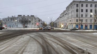 Фото: Две иномарки не поделили улицу Металлургов в Череповце