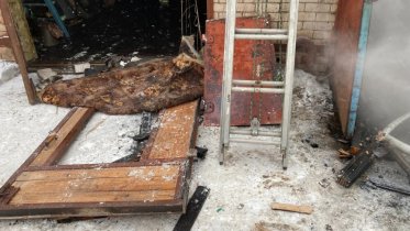 Фото: В Зашекснинском районе вспыхнул гараж, где стояла иномарка