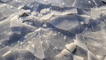 Фото: В Череповецком районе мужчина на мотоцикле выехал на лед Шексны