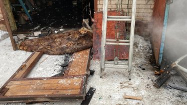 Фото: В Череповце пожар повредил гараж с иномаркой, принадлежащий пенсионерке