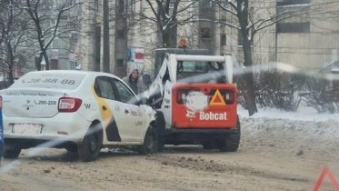 Фото: Таксист влетел в снегоуборщик в Череповце
