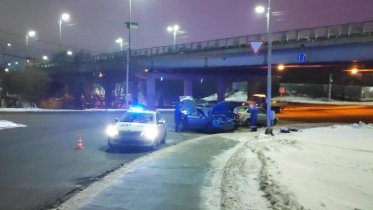 Фото: Два автомобиля не поделили проезжую часть в Череповце