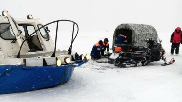 Фото: Пострадавшего рыбака вытаскивали из Рыбинского водохранилища