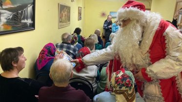 Фото: В Череповце с новогодними праздниками поздравят одиноких стариков