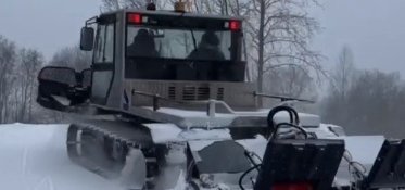 Фото: В Зашекснинском районе на стадионе прокладывают лыжню