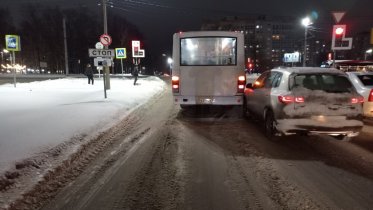 Фото: Автобус и легковушка не смогли поделить дорогу в Заягорбском районе