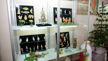 Фото: Свыше тысячи антикварных елочных игрушек собрал житель Череповца