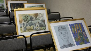 Фото: Выставка детских рисунков заработала в череповецком военкомате