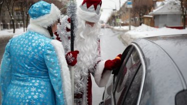 Фото: Полицейские дарили мандарины череповецким автомобилистам