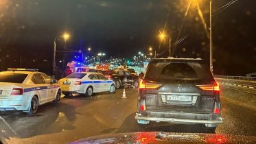 Фото: Два человека пострадали в аварии на Октябрьском мосту