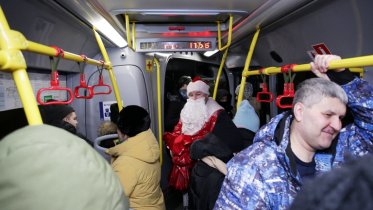 Фото: В Череповце водитель общественного транспорта в мгновенье превратился в Деда мороза