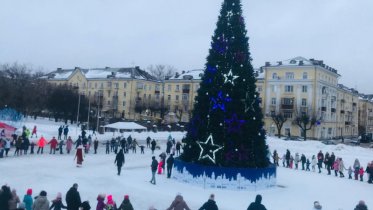 Фото: На площади Металлургов состоялся маскарад