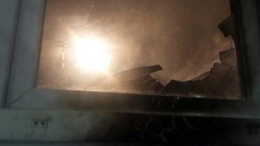 Фото: В Череповце в пятиэтажном доме подожгли окно