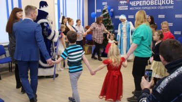 Фото: 200 череповецких детей получили подарки с «Елки желаний»