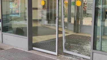 Фото: Погулявший на корпоративе череповчанин выломал двери гипермаркета