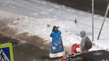 Фото: В Череповце сбили Деда Мороза