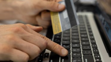 Фото: Шлем для игры в хоккей так и не дошел к череповчанину