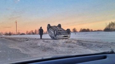 Фото: В Череповце иномарка опрокинулась на крышу