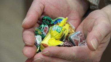 Фото: Череповчанин на заправке пытался украсть леденцы, шоколад и жевательную резинку