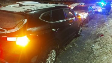 Фото: Две легковушки не поделили дорогу на Октябрьском мосту
