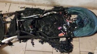 Фото: Детская коляска сгорела в подъезде Череповца