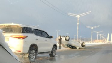 Фото: В Череповце на Южном шоссе перевернулась иномарка