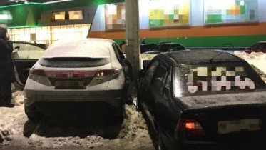 Фото: В Зашекснинском районе иномарка влетела в столб