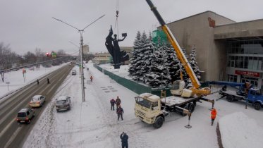 Фото: В Череповце со здания училища искусств сняли барельеф