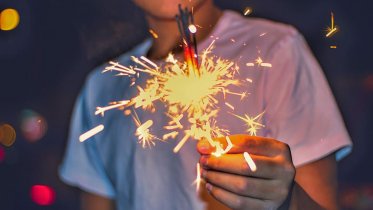 Фото: В Череповецком районе продавец отпустила бенгальские свечи ребенку